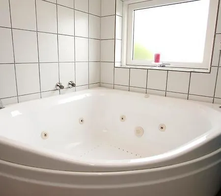 Three-bedroom Holiday In 49 *